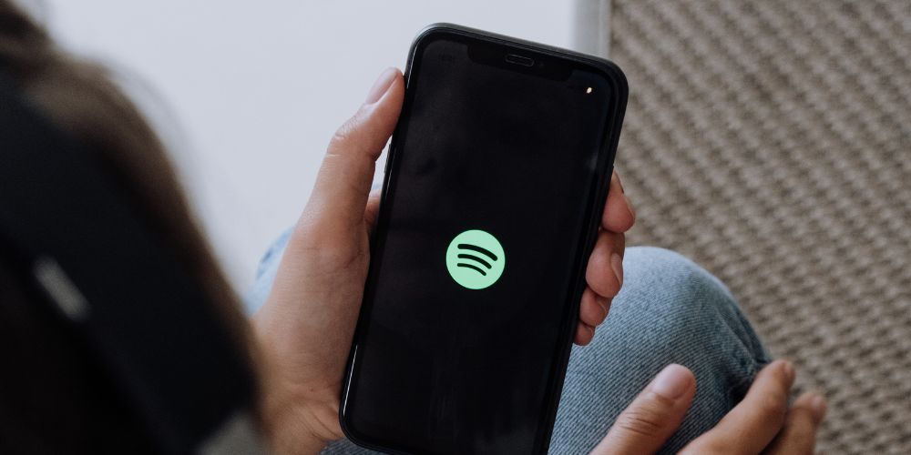 Spotifyのロゴが映ったスマートフォン
